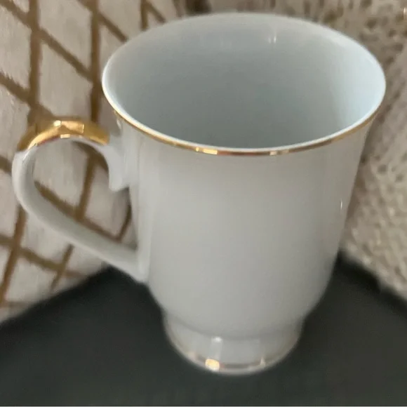 VINTAGE 1986 ALL THE TRIMMINGS 9 oz HOLLY & BERRIES Footed PORCELAIN MUG Cup - Picture 5 of 14